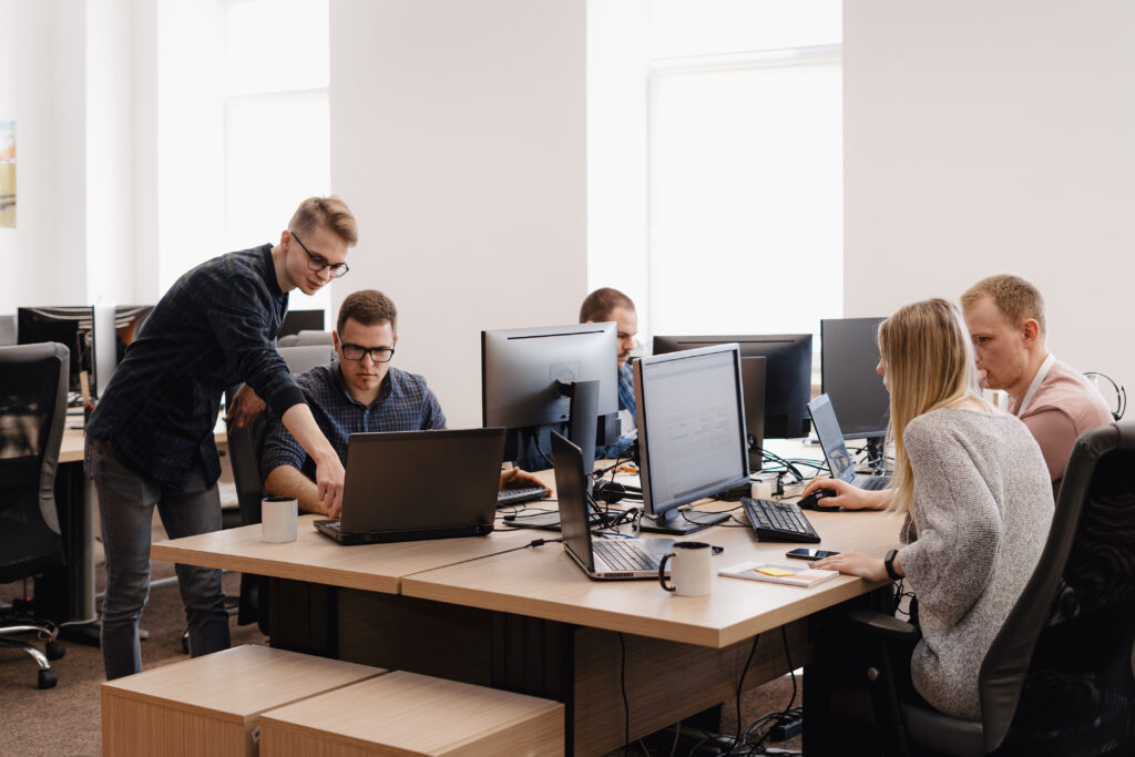 Equipe trabalhando em empresa de software