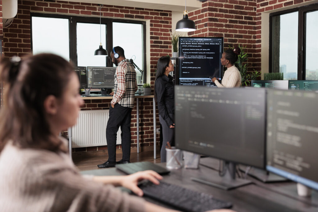 Time de uma empresa analisando ROI de software customizado